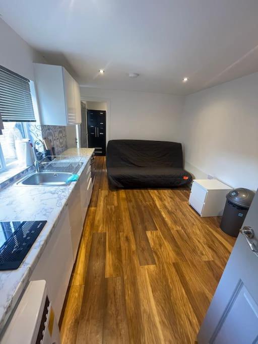 One Bedroom Annex With Private Entrance Morden  Экстерьер фото