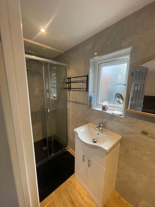 One Bedroom Annex With Private Entrance Morden  Экстерьер фото