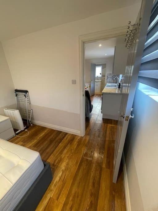 One Bedroom Annex With Private Entrance Morden  Экстерьер фото