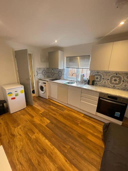 One Bedroom Annex With Private Entrance Morden  Экстерьер фото