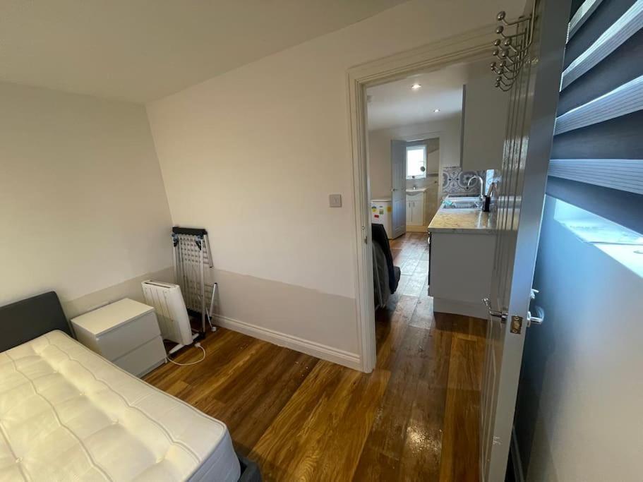 One Bedroom Annex With Private Entrance Morden  Экстерьер фото