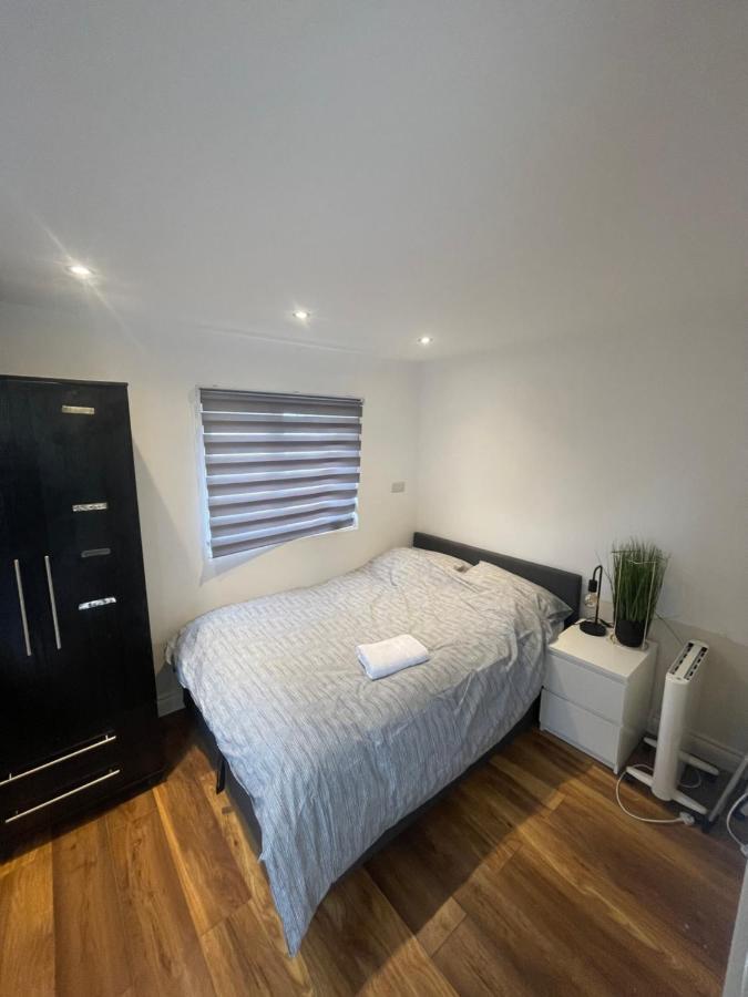 One Bedroom Annex With Private Entrance Morden  Экстерьер фото
